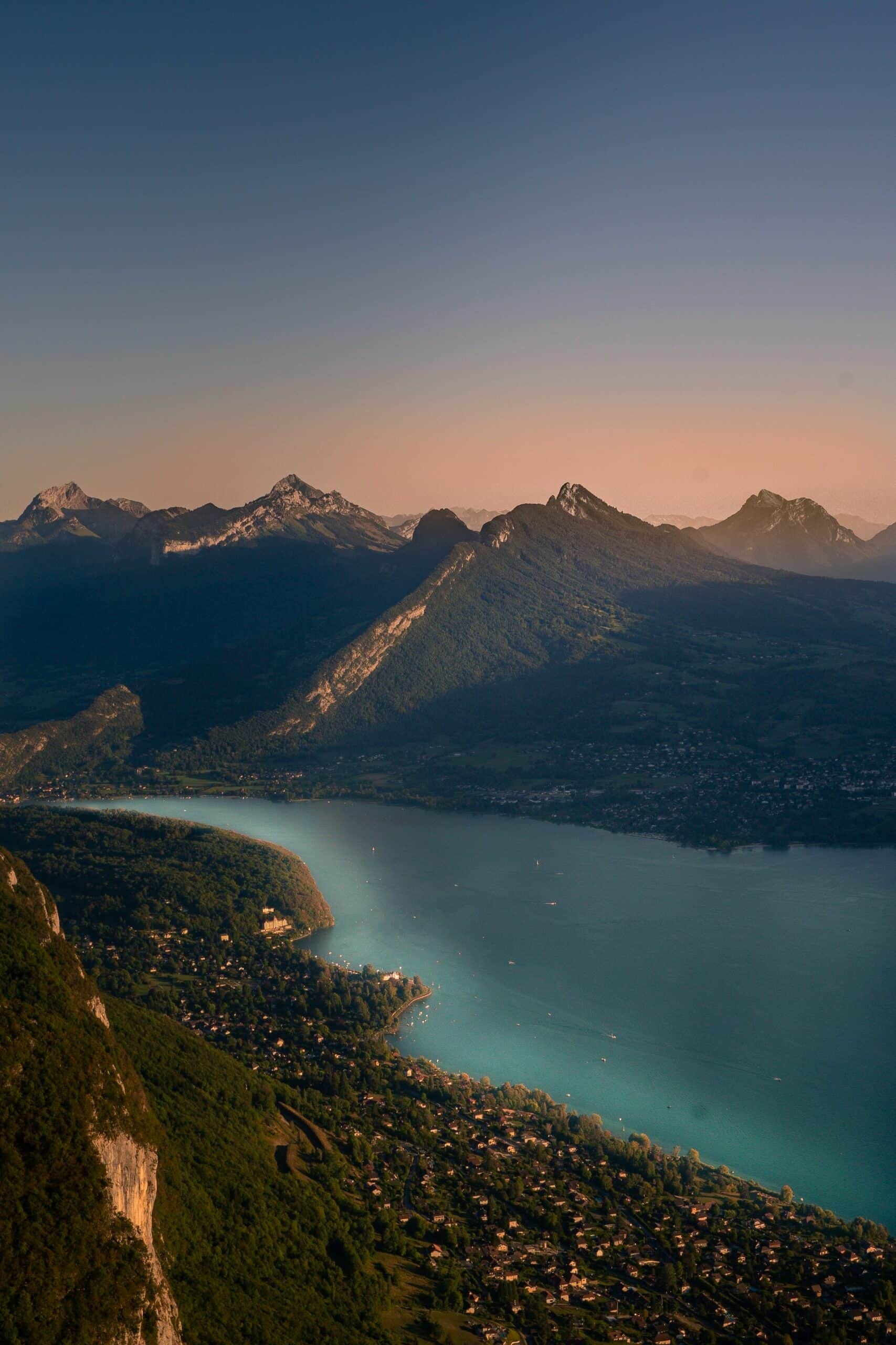 Lac d'Annecy au lever du jour